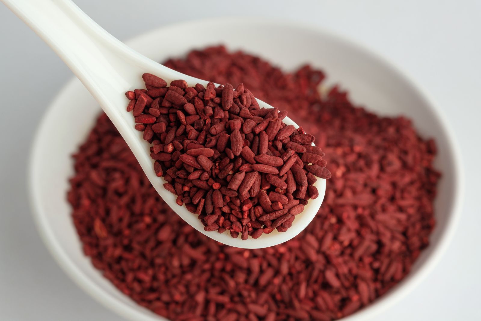 Red yeast rice is rice with a characteristic red color. The color is due to the fact that it is grown with a yeast fungus.