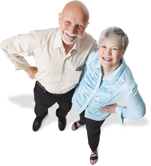 Oudere man en vrouw met handen in hun zij en omhoogkijkend